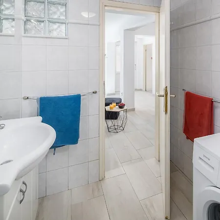 Apartment Aida *