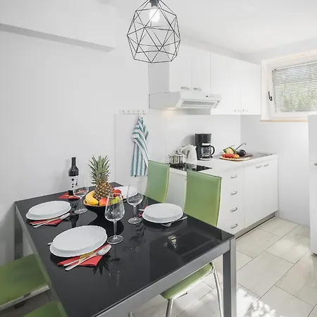 Apartment Aida *